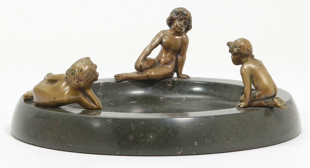 ANONYME ARBEIT VÎDE-POCHES um 1920 Schwarzer Marmor verziert mit 3 Kinder 